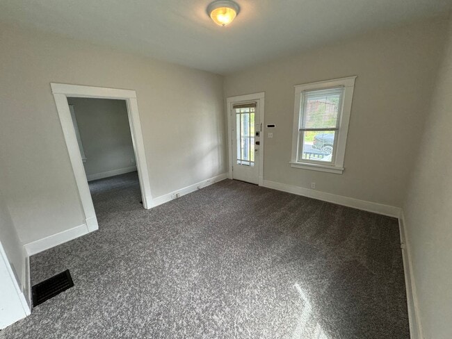 Building Photo - MADISONVILLE - Adorable 2 bed 2 bath cape ...