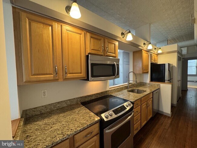 Building Photo - 328 S Broadway