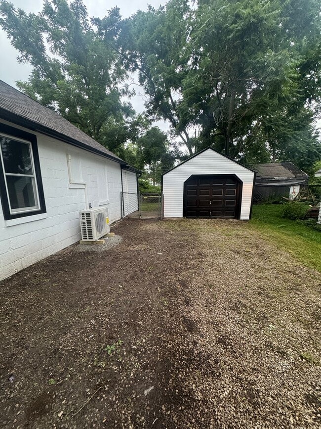 Building Photo - Newly Remodeled 2-Bedroom Apartment – Clos...