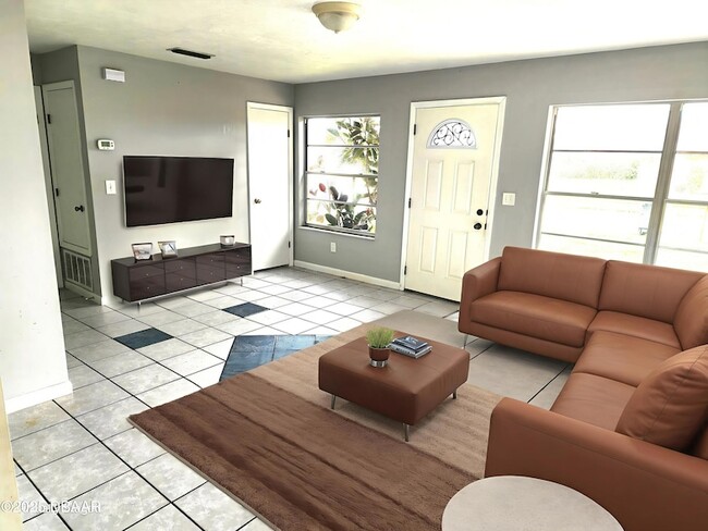 Building Photo - 904 Emma St