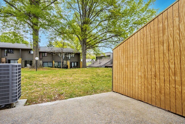 Building Photo - 2 Bedroom 1 Bath Condominium Located in Johnson City, TN