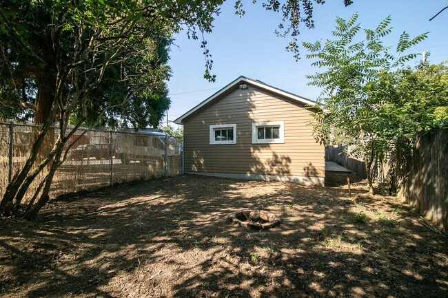 Building Photo - Beautifully Remodeled 3 Bed/1 Bath Bungalo...
