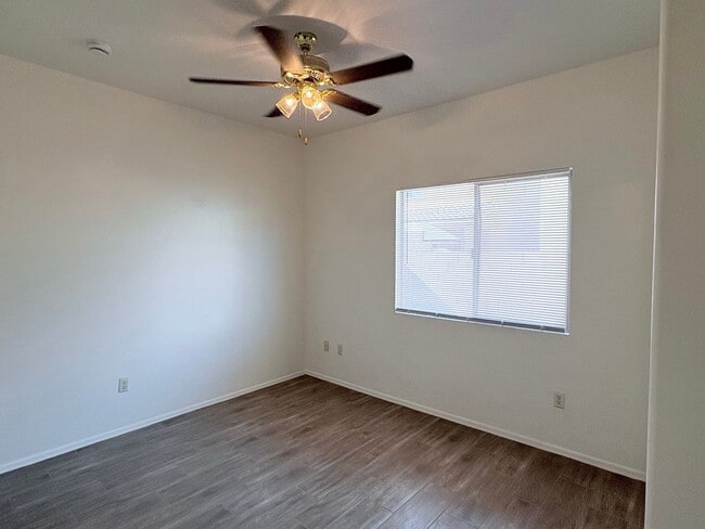 Building Photo - 4 bed/3bath in desirable Paseo Del Rio Community