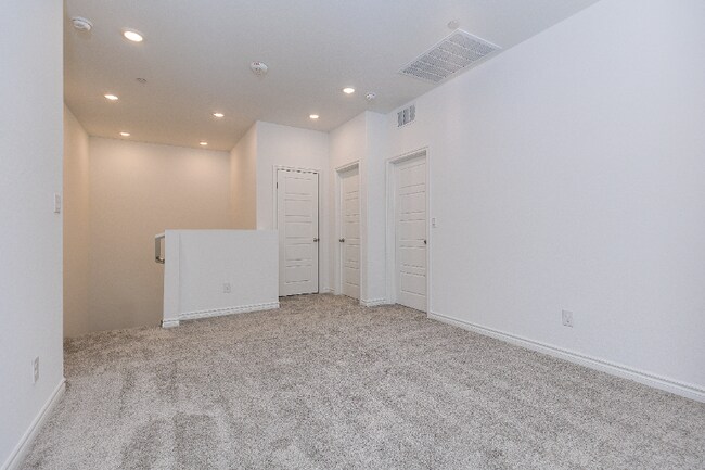 Building Photo - 600 N Carriage Hill Dr