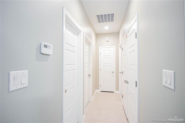 Building Photo - 10 Diamond W Ave