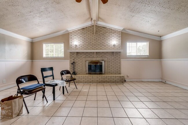 Building Photo - Beautifully Renovated 2 Bed 2 Bath - Deep-...