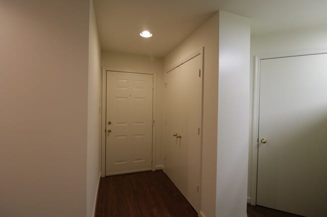 Building Photo - Sunny & Private 2bd/2ba w/Balcony, w/d in-...