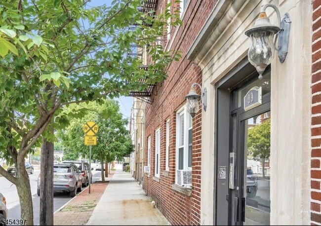 Building Photo - 99 Pine St