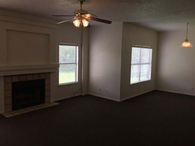 Building Photo - NICE 3 BEDROOM LOCATED ON A LARGE CORNER LOT*COUNTRY KITCHEN WITH ISLAND*LARGE MASTER BR DOWN W/ ...