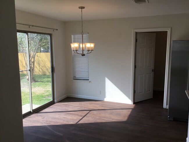 Building Photo - 112 Retama