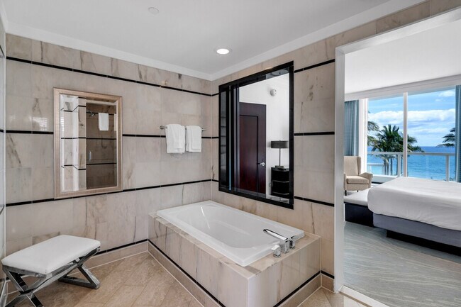 Building Photo - 4391 Collins Ave