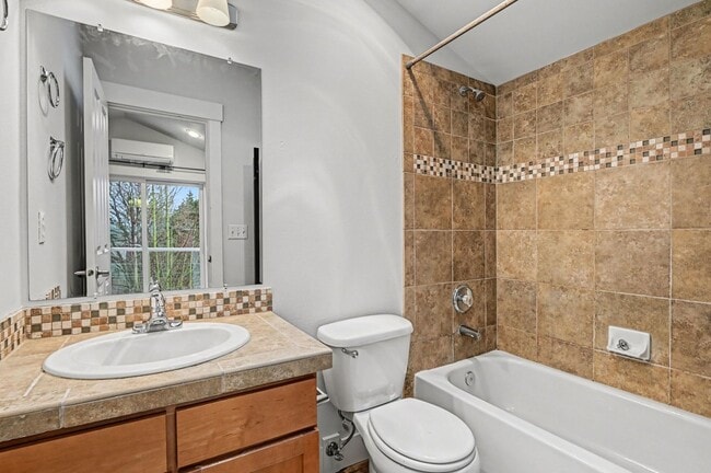 Building Photo - Move in ready refreshed 3 bed 2.5 bath town home