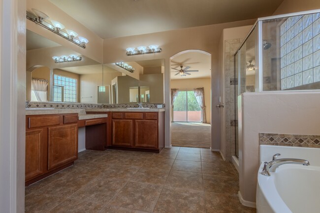 Building Photo - Beautiful home, close to Walmart, Sprouts ...