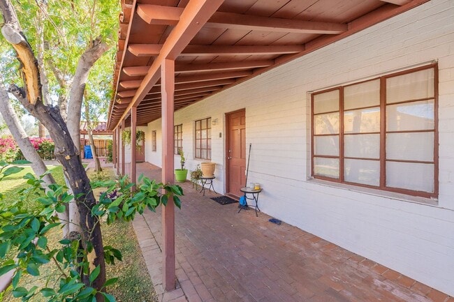 Building Photo - Two Bedrooms - Central Phoenix!