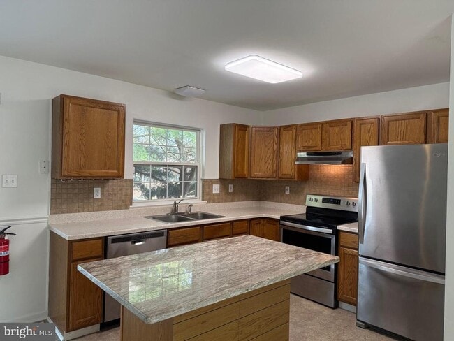 Building Photo - 3 Coachlight Dr