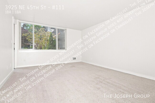Building Photo - 3925 NE 45th St