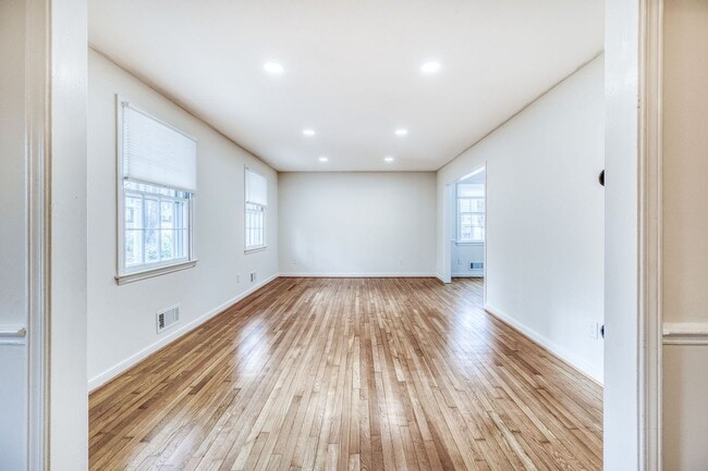 Building Photo - Spacious Chesterfield Home Move In Ready