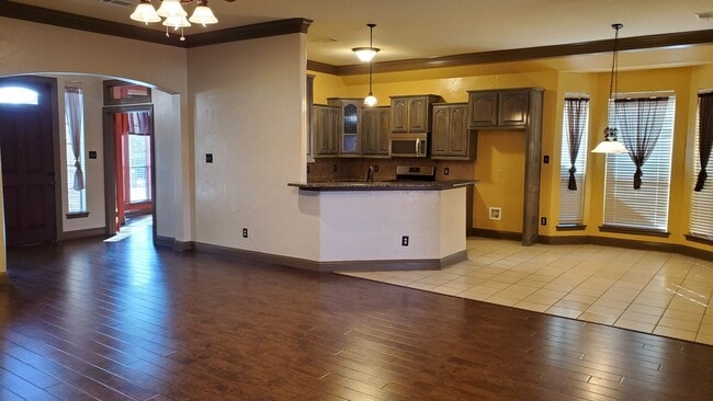 Building Photo - 1621 Colonial Dr