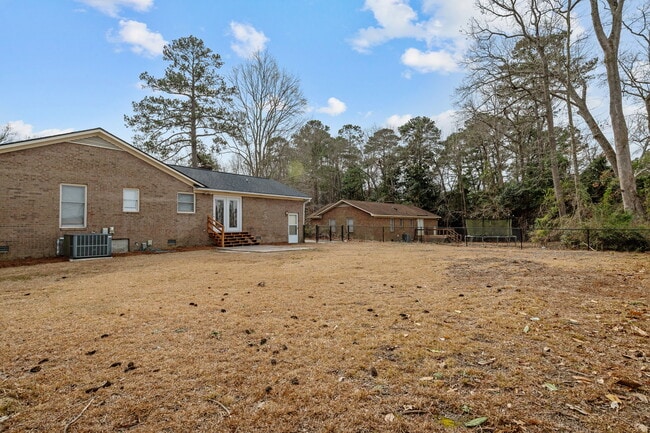 Building Photo - 340 Circle Dr