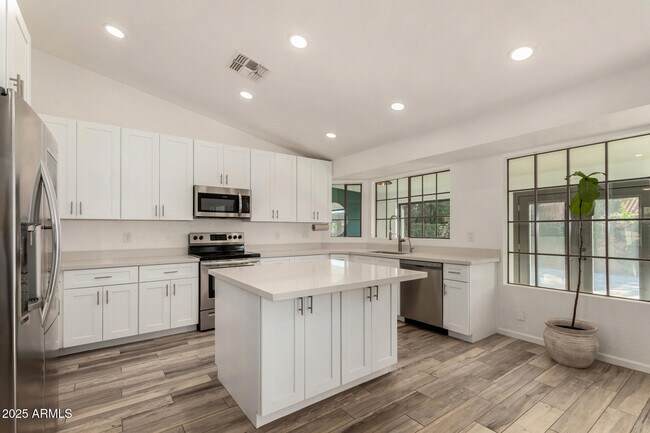 Building Photo - 687 E Park Ave