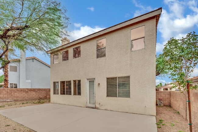 Building Photo - Beautiful property with excellent natural light