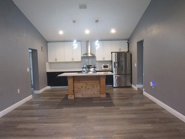Building Photo - For Rent – Beautifully Remodeled 3 Bed, 2 ...