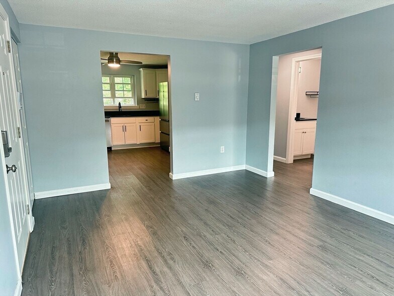 Building Photo - 4 Maple Crest Cir