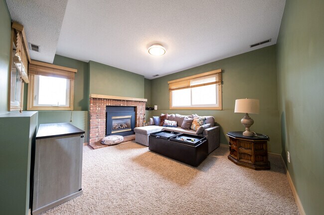 Building Photo - 4222 Goldenrod Ln N