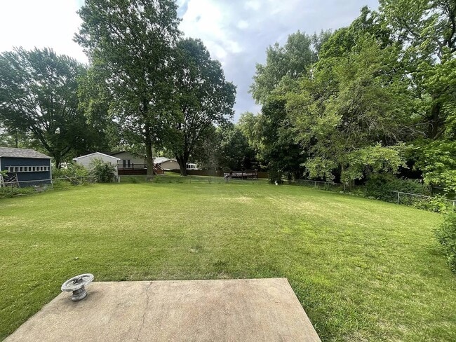 Building Photo - 904 N Duchesne Dr