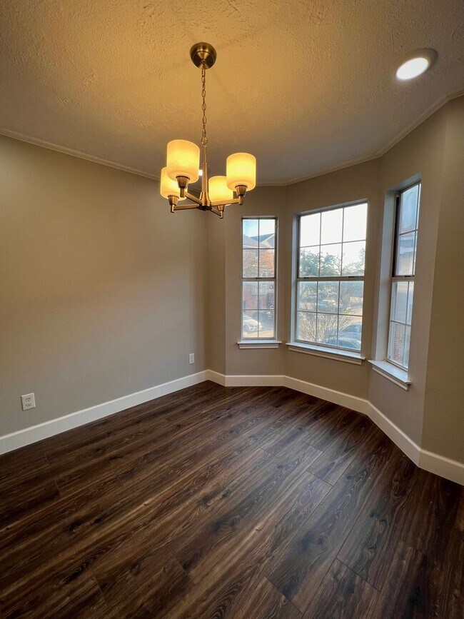 Building Photo - Updated 2 bed 2.5 bath steps away from Campus!