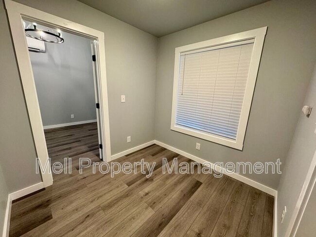 Building Photo - 1927 Steven St