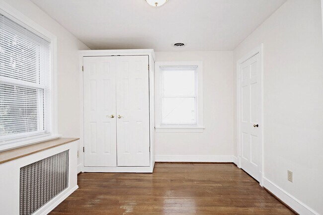 Building Photo - Student-Friendly Home in Desirable Univers...