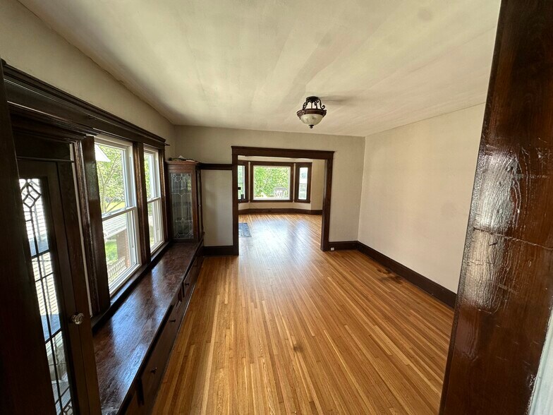 Building Photo - 1302 W 102nd St