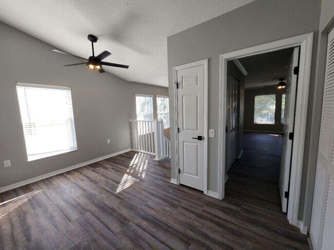 Building Photo - 402 S Willow Ave