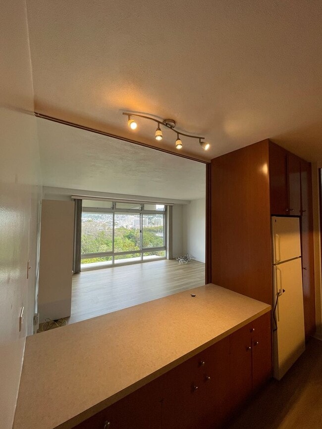 Building Photo - Gorgeous 11th Floor Views, Clean, New Flooring, New Fridge and Available Now.