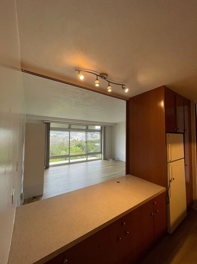 Building Photo - Stunning Views, Clean, New Flooring, Close to Downtown!