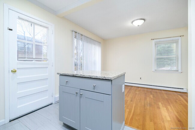 Building Photo - 922 Shippan Ave