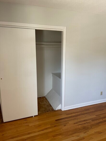 Building Photo - 152 Jamestown Dr