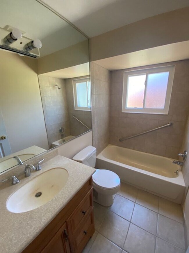 Building Photo - ADORABLE 3 BED 1 BATH RANCH IN LIVONIA ---...