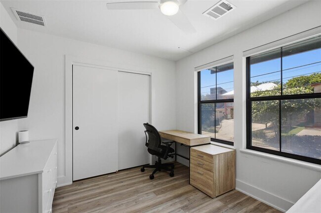 Building Photo - 2711 Crest Ave