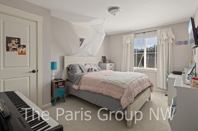 Building Photo - Stylish Model Hm in Issaquah Highlands * Park-Facing, EV Charger, Designer Upgrades & Very Walkable!