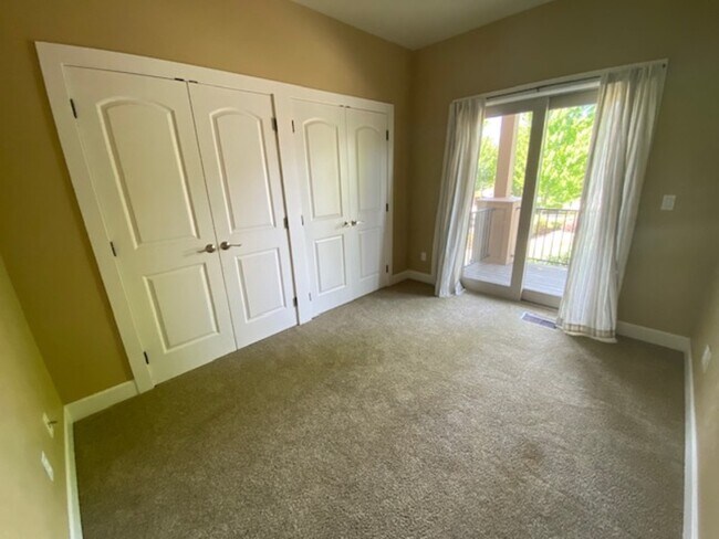 Building Photo - 528 W Nevada St