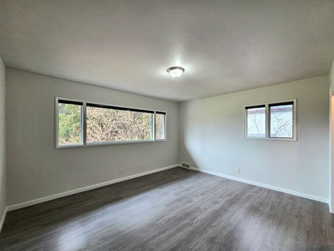 Building Photo - 4 Bed, 2 Bath -- Newly Renovated -- Home on Wenatchee Golf & Country Club's 16th Fairway**