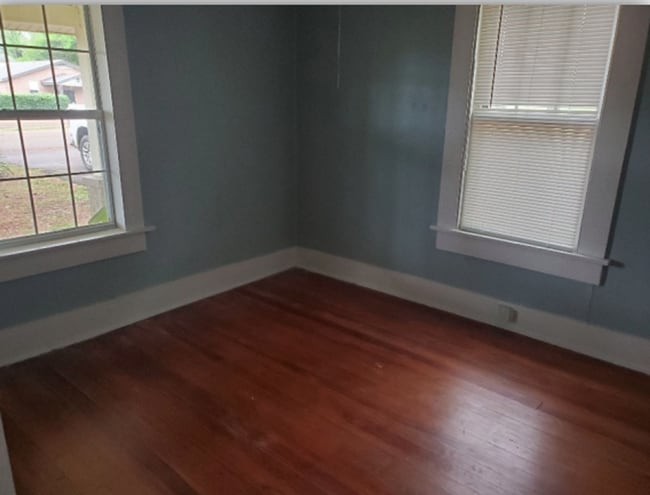 Building Photo - 2 Bed 1 Bath Spacious Home