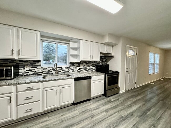 Building Photo - 3-Bedroom Ranch Ready 08-21-26!! Fenced Backyard - Pet Friendly - Updated Kitchen & Baths!