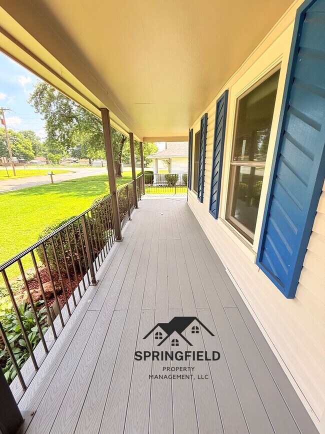 Building Photo - Location-Location, 4 BR / 2 Living Areas in SE Springfield w/ An Amazing Out Door Kitchen - Grill...