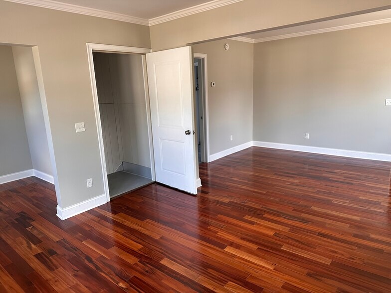 Building Photo - 19 Peacock St