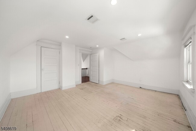 Building Photo - 4 Francis Pl