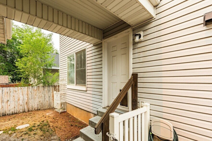 Building Photo - 857 W 200 S