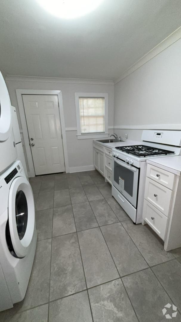 Building Photo - 807 Riverview Dr